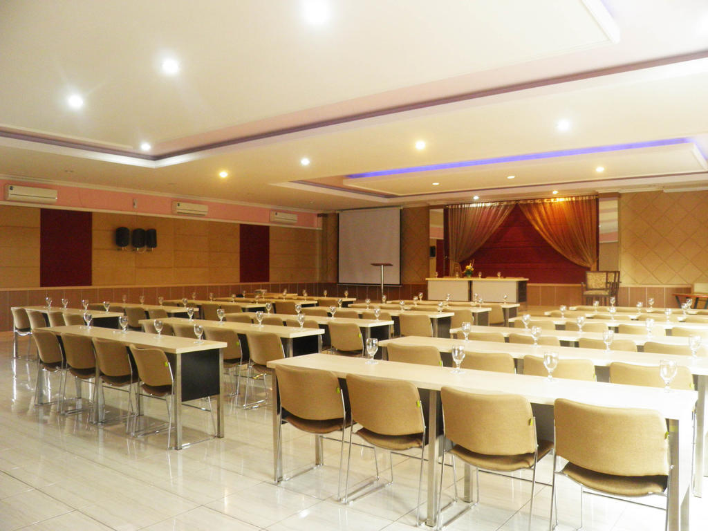 Hotel C3 Semarang Luaran gambar